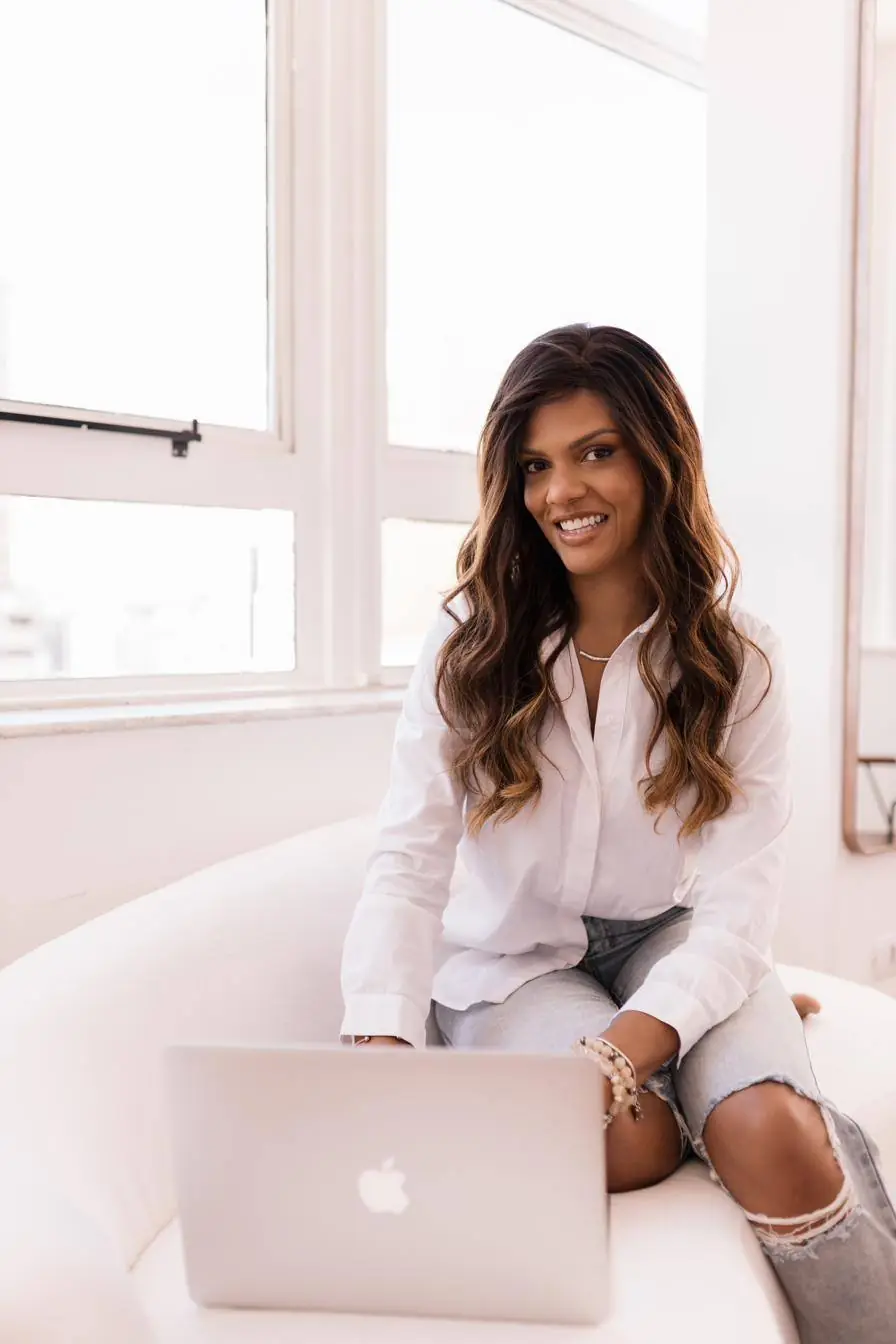 Gabrielle Adesina trabalhando