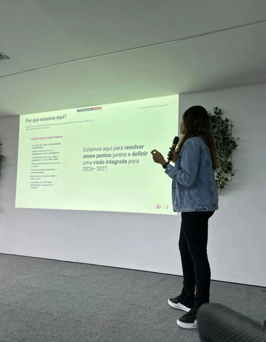Gabrielle Adesina apresentando Open Finance na Serasa Experian
